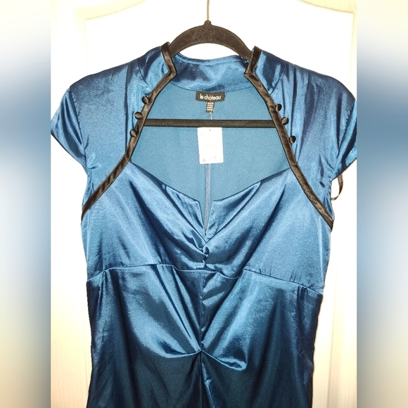 Le Chateau Blue satin ruched bodycon  dress with button detail in xl NWT! - Picture 4 of 5